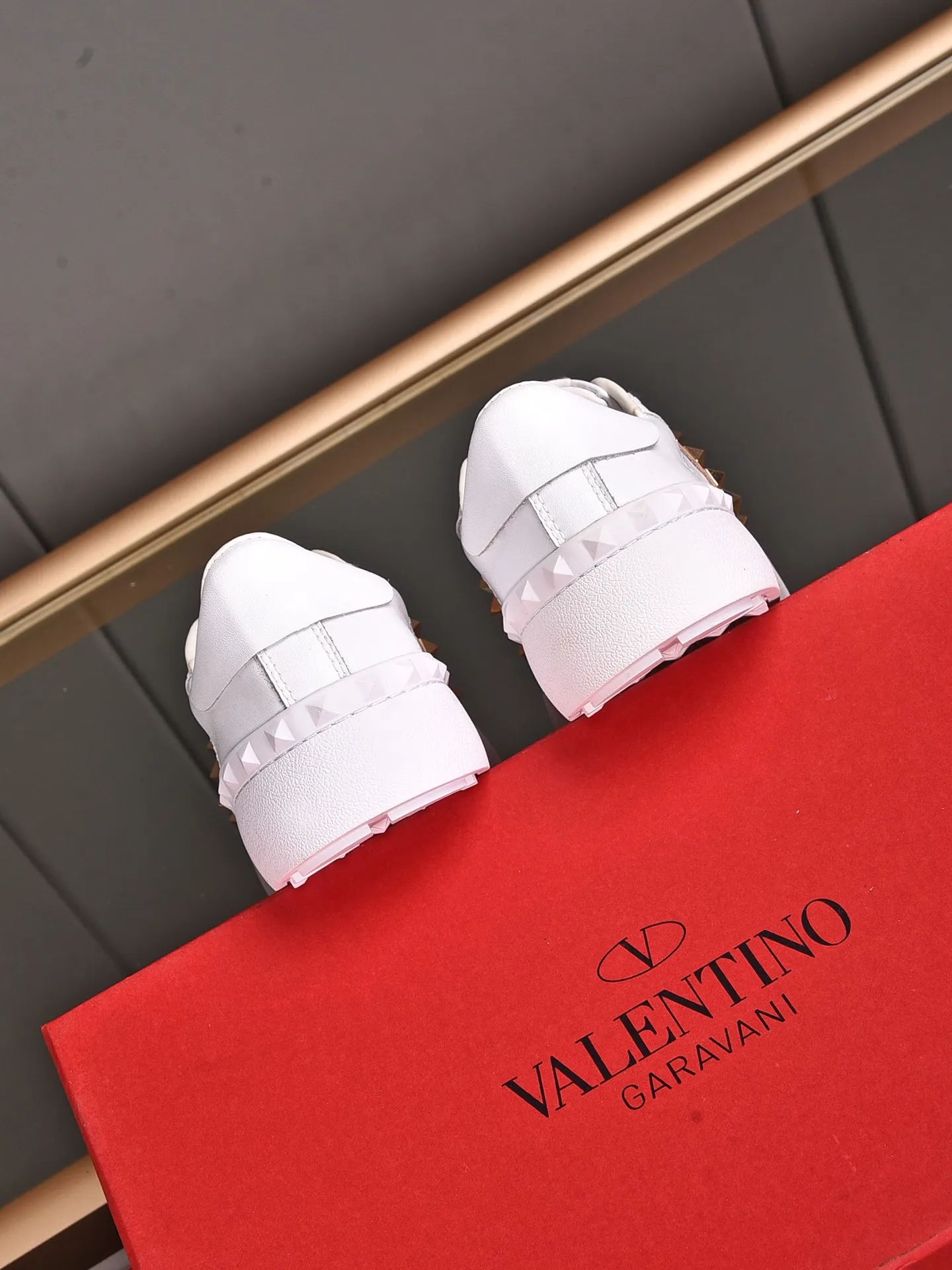 Men's shoes 440💰 (men and women couples) Valentino classic color matching series casual shoes. Made with heavy craftsmanship, good products pay attention to every detail. A must-have trendy item that can be worn all year round, it has been worn by many celebrities and Internet celebrities~~Imported cowhide surface, unique design concept, sheepskin lining, counter quality. Women’s clothing 35-40. Men’s clothing 39-44, 45-46 (returns and exchanges are not supported for custom-made items)